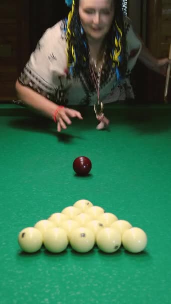 Femme âgée briser les boules de billard en triangle, sur la table de billard et de commencer le jeu de billard russe. Concentration sélective. Format vertical. — Video