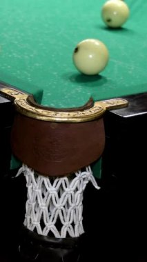 Bilardo oyunu. Bilardo topları bilardo masasında ıstakayla hareket eder. Bilardoda beceriksiz oyuncu oyunu. Rus bilardosu. Hatalar, hatalar. Dikey biçim.