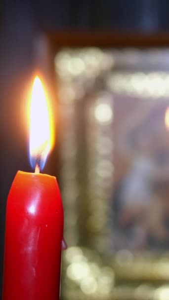 SelecCandles brûlent dans l'obscurité contre l'icône floue de Vierge Marie. Religion et spiritualité. — Video