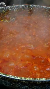 Makarna ya da pizza için sebzeli domates sosu, gaz sobasında kızartma tavası. Ev mutfağında makarna ya da tagliatelle tarifi. Dikey video. Yakın plan..