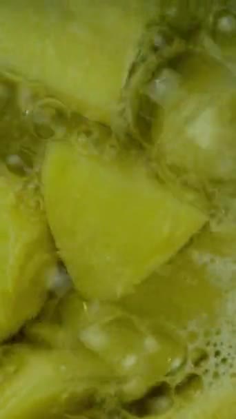 Batatas picadas grosseiramente fervendo em água quente em panela de metal para cozinhar purê de batatas ou outros alimentos. Casa receita de cozinha. Vídeo vertical. Close-up. — Vídeo de Stock