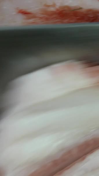 Chef mano corta gran deliciosa manteca de cerdo crudo con en cocina doméstica con cuchillo de cocina afilado, sobre fondo oscuro. Cocina tradicional ucraniana. Vídeo vertical. Primer plano. — Vídeo de stock