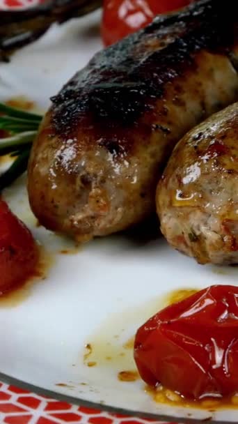 Tłuste białe bawarskie kiełbaski z pomidorem i gałązką rozmarynu w ceramicznym naczyniu na stole. Angielskie lub niemieckie, europejskie lub amerykańskie śniadanie. Pionowe wideo. — Wideo stockowe