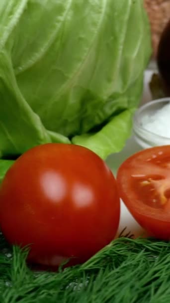Läckra färska grönsaker för enkel sommar hälsosam vegetarisk sallad. Kål, tomater, lök, vitlök, persilja och dill. Hälsosamma ingredienser för hälsosam mat. Vertikal video. — Stockvideo