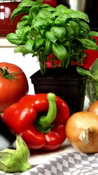 A variedade de verduras frescas, cruas está no montão na mesa de cozinha. Ingredientes para salada de legumes ou outros pratos vegetais. Conceito de comida vegetariana ou vegana saudável. Vídeo vertical. — Vídeo de Stock