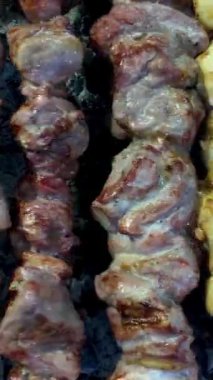 Dönen şiş kebaplar ya da kömürde pişirilen şiş kebaplar..