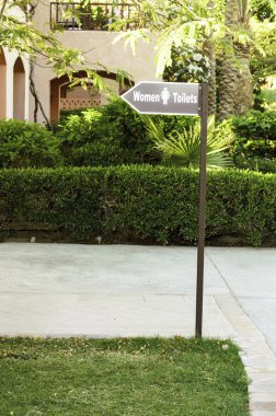 Nereye gösteren ok kadınlar için tuvalet. Sahilde.