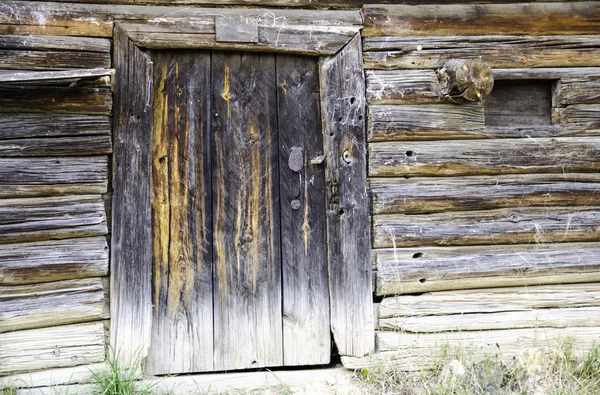 The door to the old wooden barn. — Stock Photo, Image