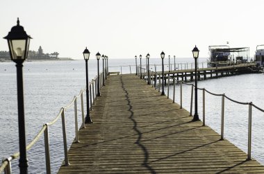 Fener ile ahşap iskele.