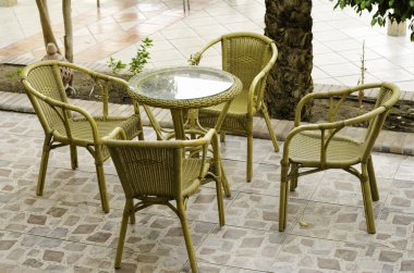 Tablo ve hasır sandalye.