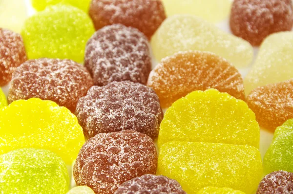 Doces de frutas multicoloridos polvilhados com açúcar . — Fotografia de Stock