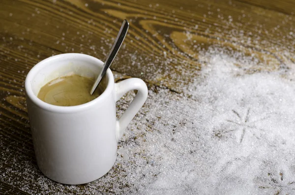 Svart kaffe i en vit kopp. — Stockfoto