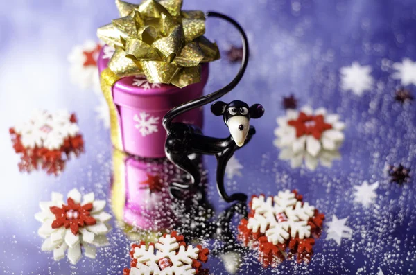 Cadou de Crăciun, maimuță și fulgi de zăpadă roșii și albe . — Fotografie, imagine de stoc