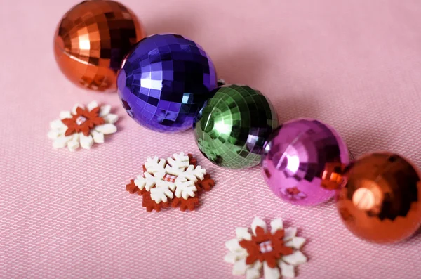 Bolas de Navidad multicolores y copos de nieve . — Foto de Stock