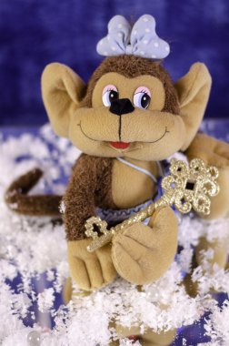 Bir yay ile Noel maymunu. Bacaklarda ile belgili tanımlık anahtar.