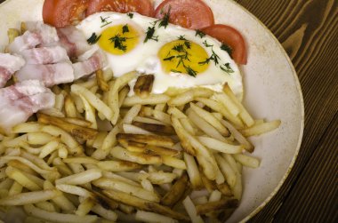 İki kişilik kahvaltı. Kızartma tavası iki yumurta kızarmış ve pota kızarmış