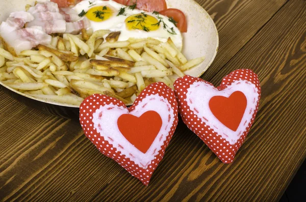 Breakfast for two on Valentine's Day. Frying pan with a meal and — Stock Photo, Image