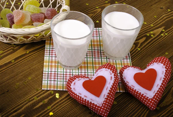 İki kalp, hasır sepet içinde marmelat ve iki bardak süt — Stok fotoğraf