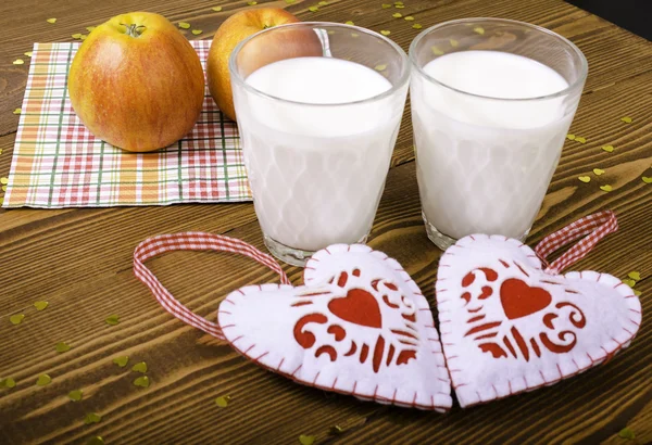 İki kalp, peçeteye elma ve iki bardak süt. — Stok fotoğraf