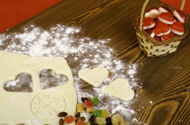 Hamur, kurutulmuş meyve ve bir sepet kalplerinde yürekleri.