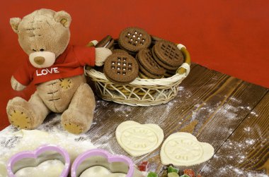 Hamur, oyuncak ayı ve bir sepet kurabiye ile kalplerini.