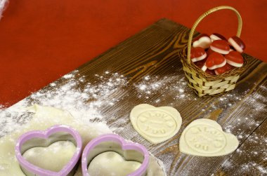 Hamur, kalıpları ve sepet kalplerinde yürekleri.