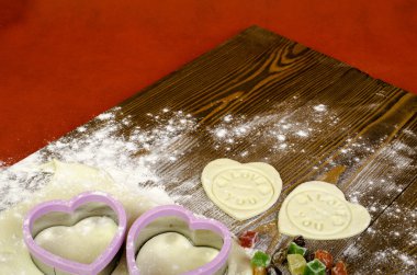 Kupa-in hamur, kalıpları ve kuruyemiş.