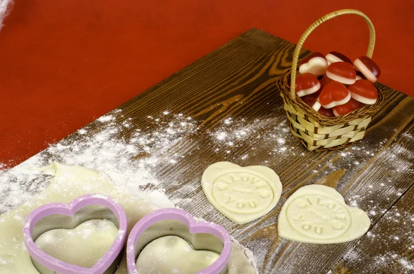 Hamur, kalıpları ve sepet kalplerinde yürekleri.