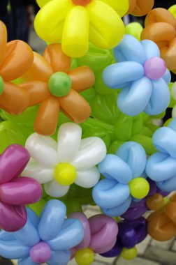 Balon çok renkli çiçek yaptı.