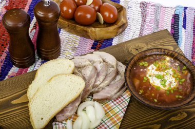 Pastırma ekmek, Pancar çorbası ve domates ile.