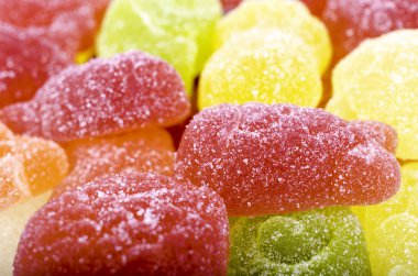 Beyaz arka plan üzerinde renkli marmelat.