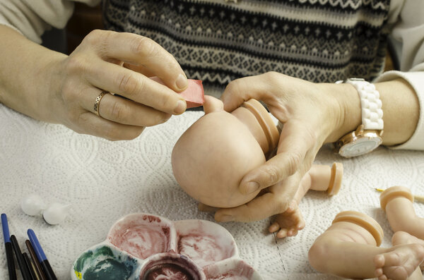 Ручная роспись кукол. Применение лака на голову
.