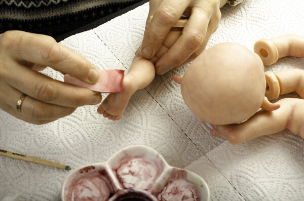 Ручная роспись кукол. Применение лака пешком
.