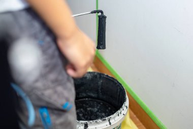 Konteynırda siyah boyalar olan paten boyası..