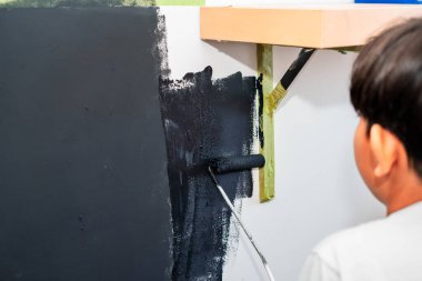 Küçük bir çocuk tarafından siyaha boyanmış duvar..