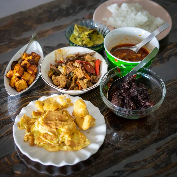 Surtido Platos Malayos Servidos Sobre Mesa Menú Básico Para Almuerzo —  Fotos de Stock