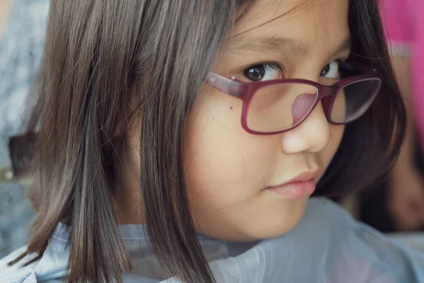 Suddig Bild Närbild Porträtt Ung Asiatisk Flicka Bär Glasögon Tittar — Stockfoto