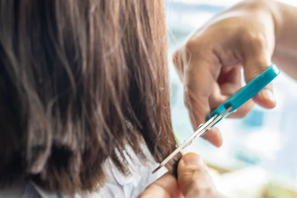 Blurry Photo Scissor Cutting Hair Close — Stock Photo, Image