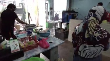 POV kalabalık yerel balık pazarında yürüyor.