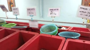 Fiyatlar Freshmart 'ta deniz ürünleri satışı için sergileniyor. Balık pazarı..