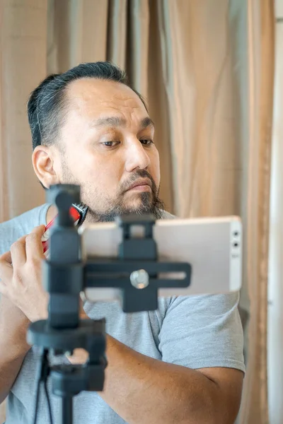 Asyalı Adam Elektrikli Tıraş Makinesiyle Sakal Tıraş Ediyor — Stok fotoğraf