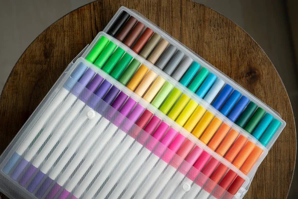 Stück Bunte Marker Transparenter Kunststoffverpackung Auf Holzgrund — Stockfoto