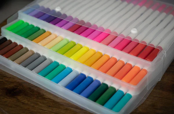 Peças Marcadores Coloridos Embalagens Plásticas Transparentes Fundo Madeira — Fotografia de Stock