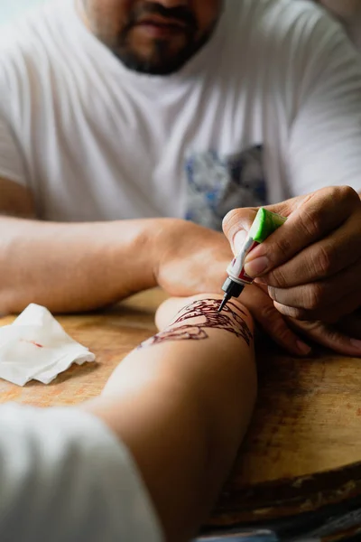 Malerei Henna Ornamente Auf Die Hand Eines Mädchens Nahaufnahme — Stockfoto