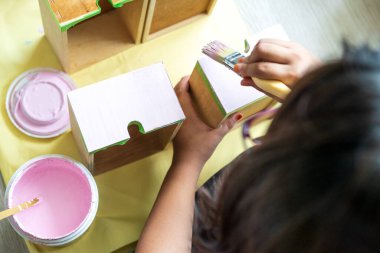 Beyaz renkli boyanmış kutular. Güncelleme, geri dönüşüm ve ev yenileme projesi.