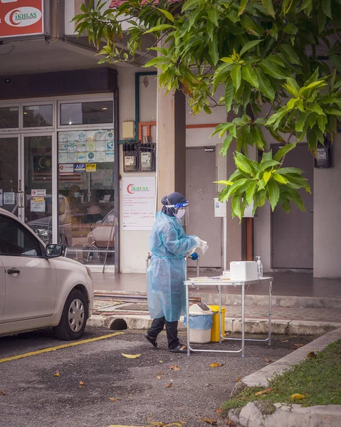 Bangi, Malezya - 13 Temmuz 2021 Yerel bir klinikten alınan hızlı test kiti programında bireylerden alınan COVID-19 numunesi.