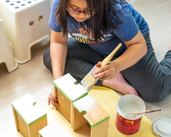 Uma Jovem Rapariga Pintar Caixas Cor Branca Upcycle Reciclar Casa — Fotografia de Stock