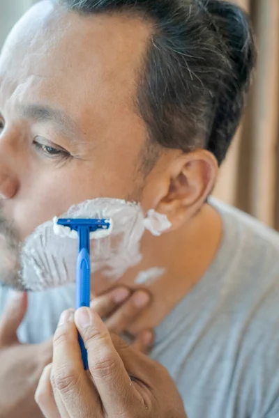 Asian Man Shaving Beard Razor — Stock Photo, Image