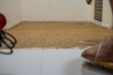 Renkli pullu döşeme döşemesi. Kapat. Renkli pullar pratik olduğu kadar reçine döşemeyi de güzelleştirir..