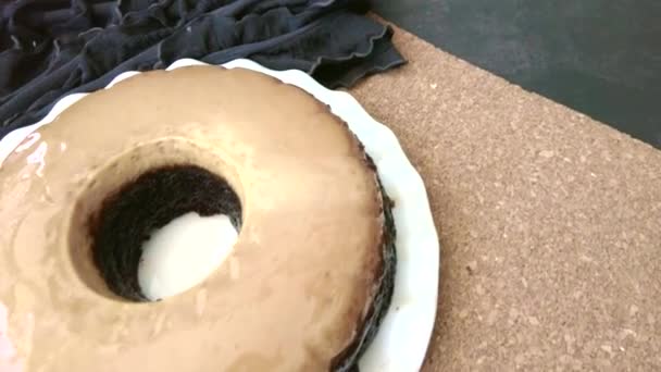 镜子釉中的焦糖咖啡蛋糕.慢动作，4k，高角镜. — 图库视频影像